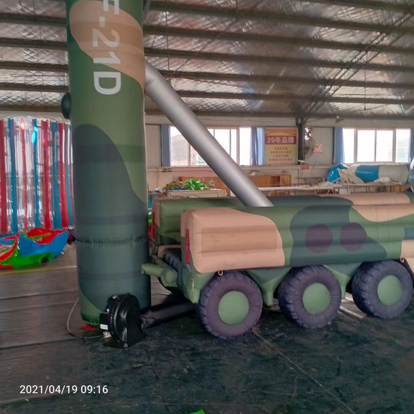 萧县军事演习中的充气目标车辆：模拟发射车雷达车坦克飞机